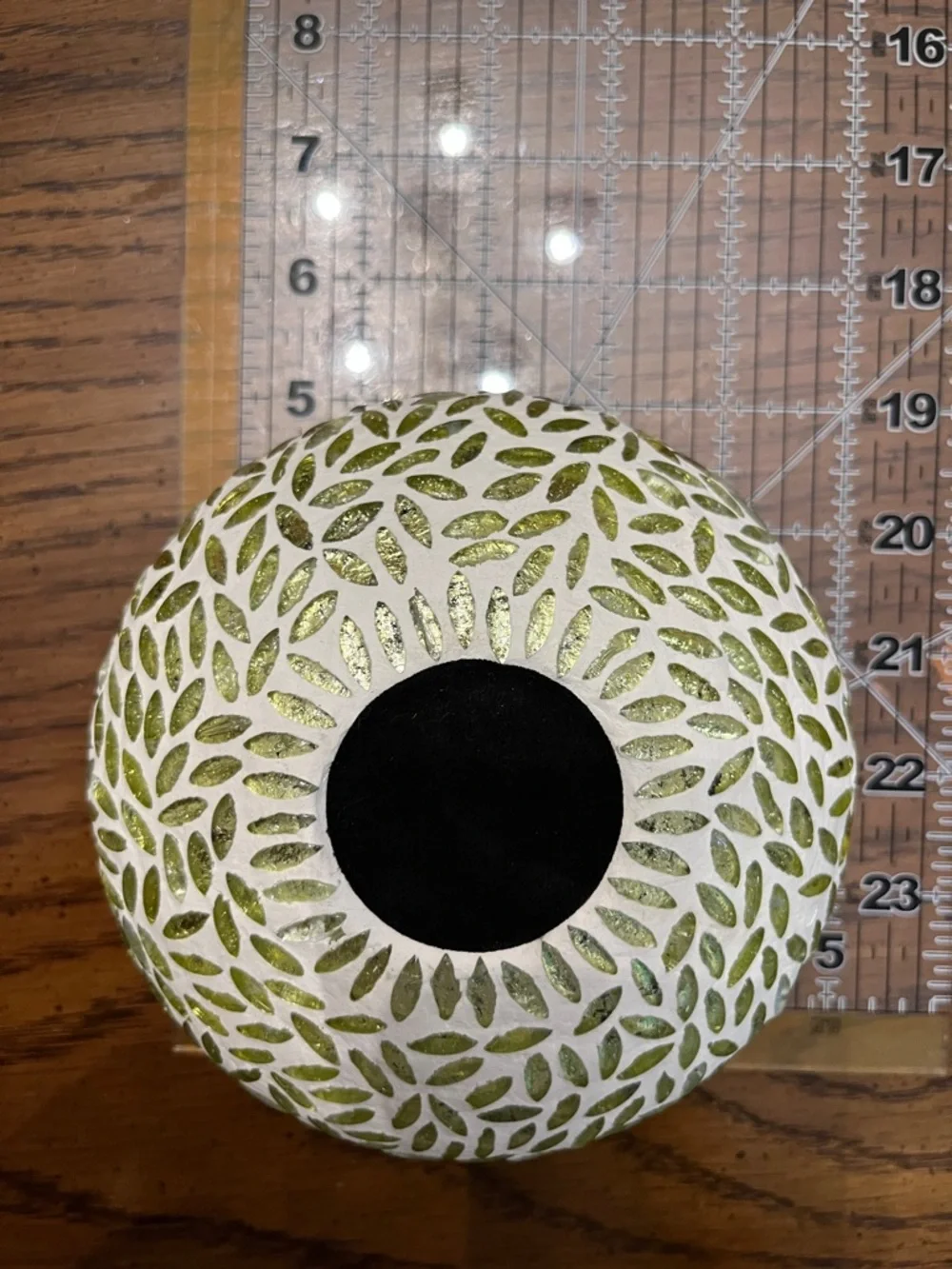 Chamakana Green and Pink tea light candle holder‎